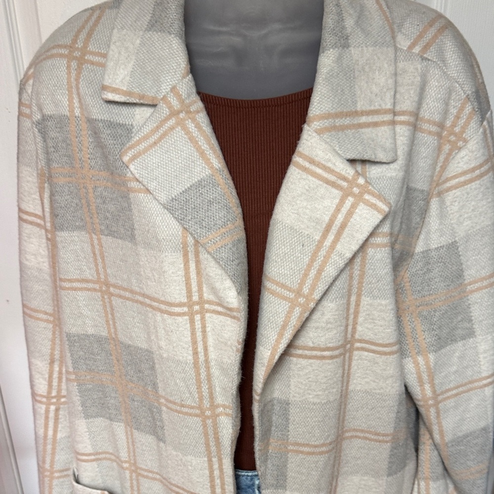 Elegant Plaid Women's Blazer in Cream and Gray